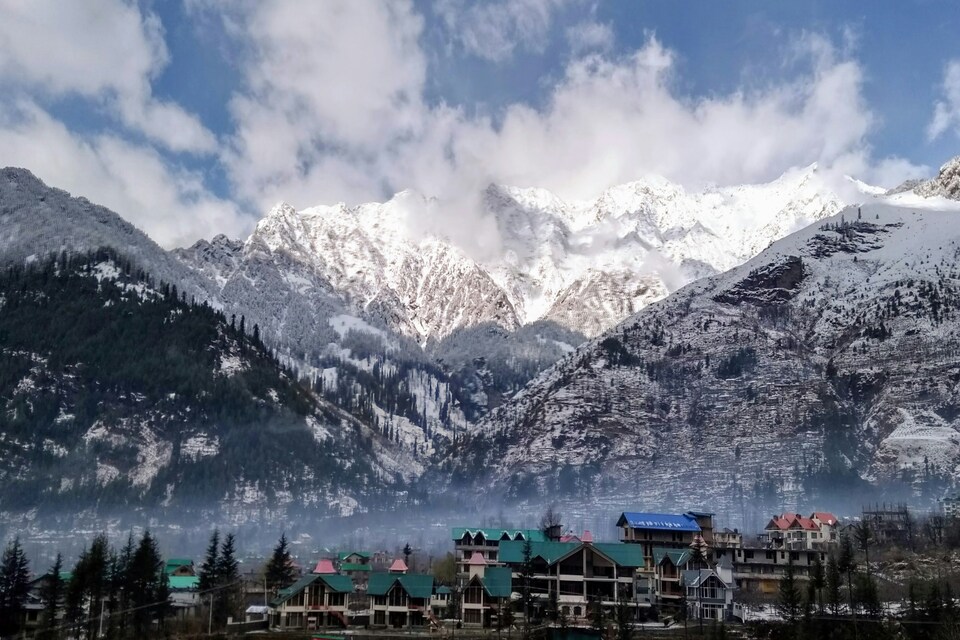 Car rental service in Manali with scenic snow covered Himalayan mountains view